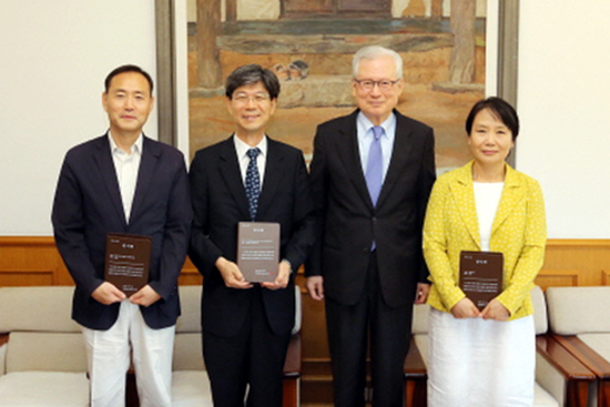 2015 세종도서 학술부문 우수학술도서로 선정된 우리학교 교원들에게 신일희 총장이 감사패를 전달했다. 계명대학교 출판부