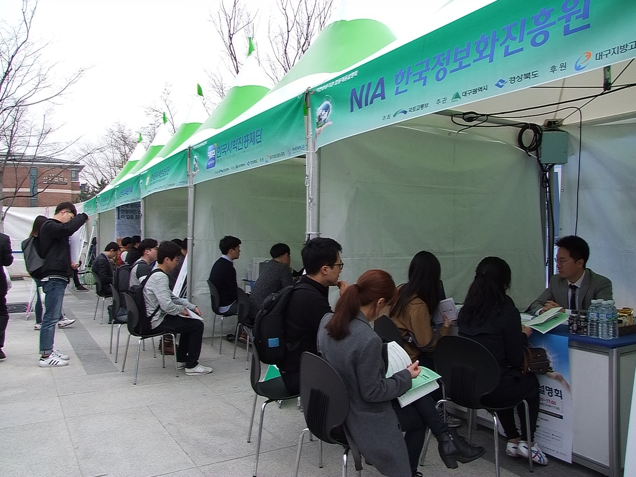 지난 3월 31일 계명아트센터에서 개최된 '대구 경북 혁신도시 이전기관 합동채용설명회'에서 학생들이 1대 1 싱딤을 받고 있다. 이연희 기자