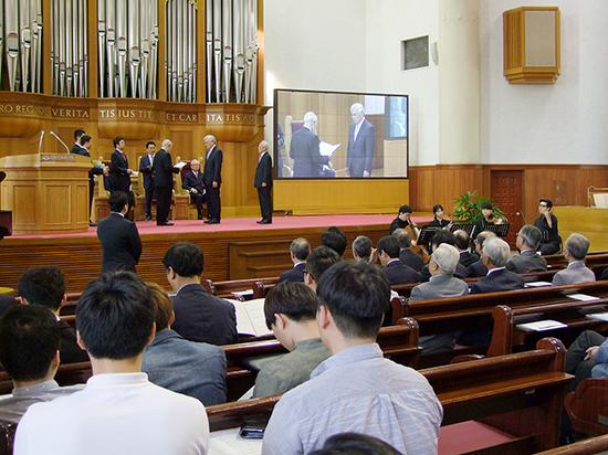 지난 20일 아담스채플에서 열린 ‘계명대학교 창립 117주년기념식’에서 신일희 총장이 김남석 계명문화대학교 전 총장에게 계명금상을 수여하고 있다. 이연희 기자