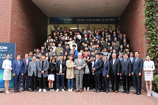 지난 10월 10일 영암관에서 ‘우리학교 CORE사업 출범식 및 현판 제막식’을 가진 후 신일희 총장(중앙)과 교직원 및 학생들이 함께 기념촬영을 하고 있다. 우리학교 인문역량강화사업단은 이번 출범식을 계기로 본격적으로 사업을 추진한다. 임유미 기자