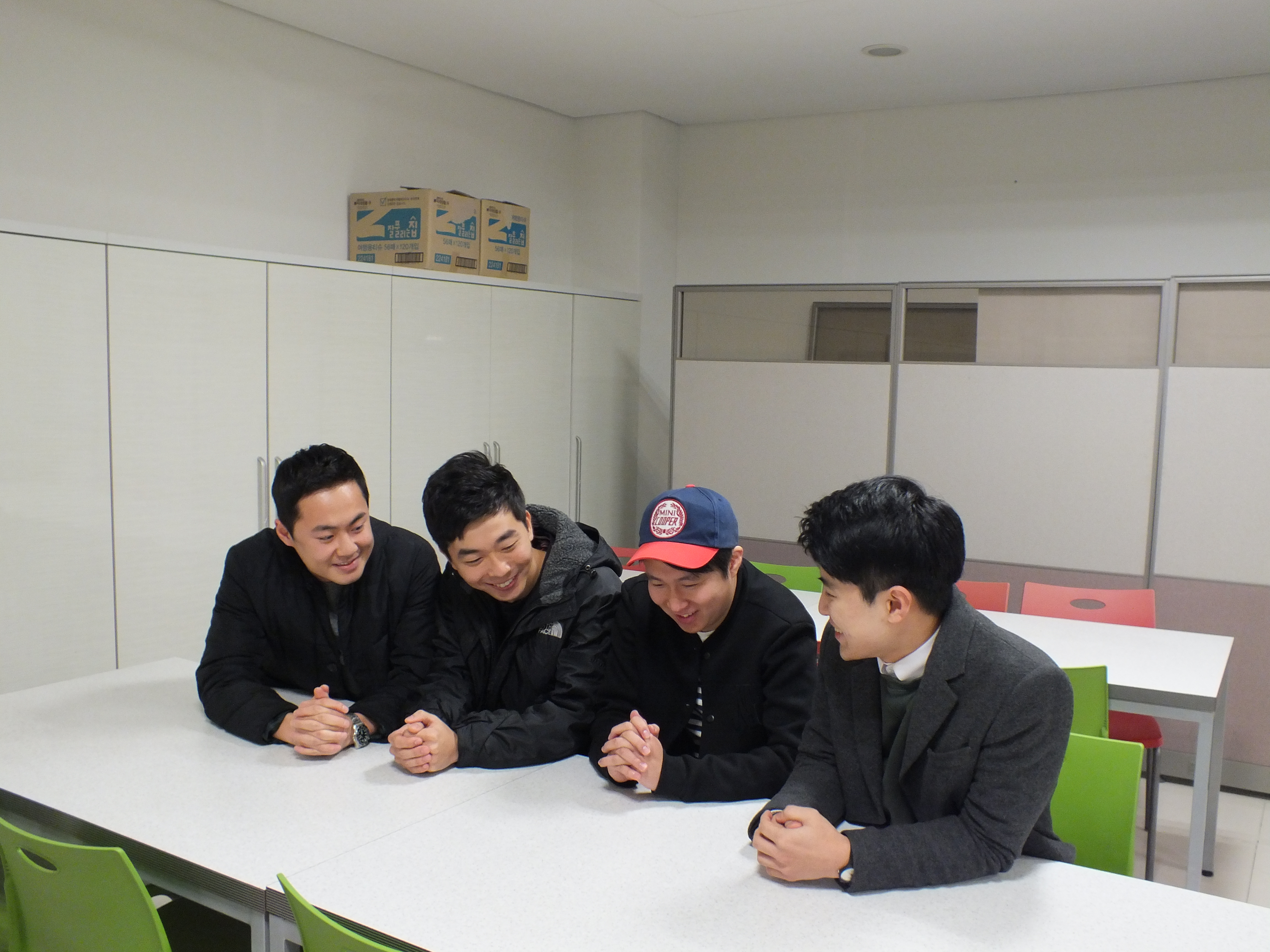 평화KMU팀이 화기애애하게 대화를 나누는 모습. 왼쪽부터 장재우, 권동관, 이민섭, 김정우 씨. 이선화 준기자
