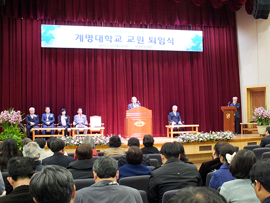 2월 27일, 의양관 운제실에서 열린 ‘2016학년도 2학기 교원 퇴임식’에서 안봉근(경영학) 교수가 퇴임 교원을 대표해 퇴임사를 하고 있다. 이선화 기자