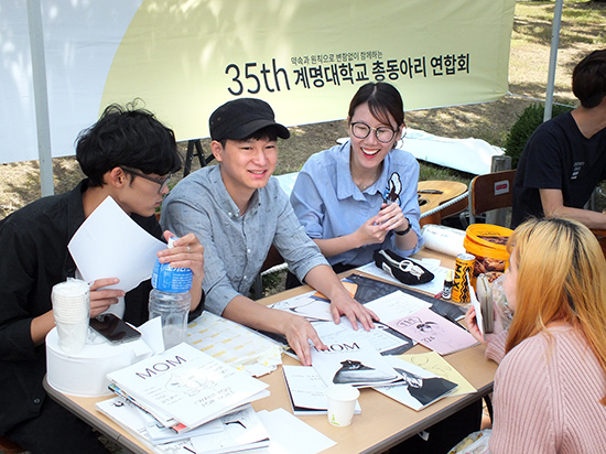 지난 9월 4일 어느 동아리가 가입 희망자에게 동아리 활동 내용을 설명하고 있다. 박한솔 기자