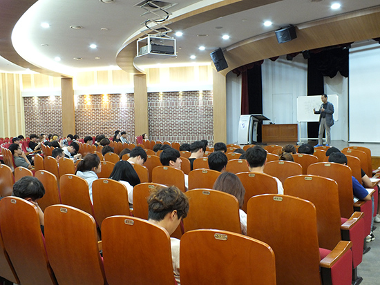바우어관 시청각실에서 열린 '우리학교 학생 단체활동 안전교육 및 인권침해 예방교육'에서 오완호 인권교육전문위원이 강연을 하고 있다. 김주아 기자