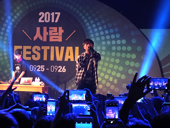 지난 9월 26일 소운동장에 마련된 총동아리연합회 축제 '사람 FESTIVAL' 무대에서 초청가수 우원재가 공연하고 있다. 박한솔 기자