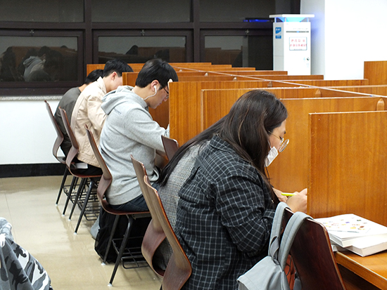 지난 10월 13일 동산도서관 열람실의 모습 박한솔 기자