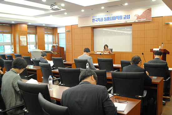 지난 13일 의양관 207호에서 열린 한국학연구원 학술대회에서 이춘희(한문교육) 교수가 ‘19세기 연행록 연구에 대한 검토: 조청문인교류사의 측면에서’를 주제로 발표하고 있다. 김주아 기자