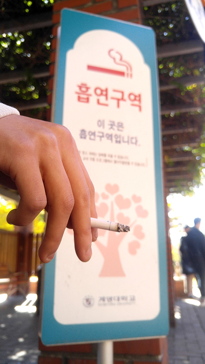 우리학교는 지난 2014년부터 금연캠퍼스를 선언했지만, 흡연구역 지정과 관리 등의 문제로 흡연자와 비흡연자 사이의 갈등은 여전하다. 박한솔 기자