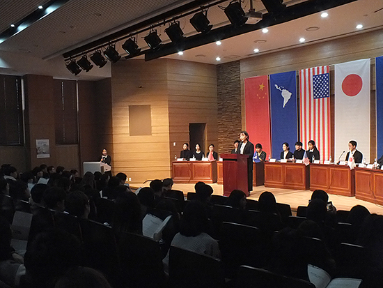 지난 14일 스미스관 100호에서 열린 ‘2017년 제8회 모의 국제회의’에서 일본학과 참가자가 기조연설을 하고 있다. 김주아 기자