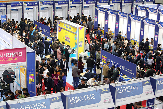 우리학교 대학일자리센터가 주관한 2017 대구 청년중장년 채용박람회가 지난 2017년 11월 2일 우리학교 체육관에서 열렸다. 홍보팀