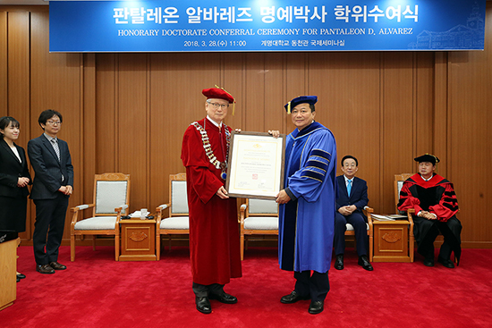 신일희 총장(좌측)이 판탈레온 알바레즈 필리핀 하원의장(우측)에게 명예법학박사 학위를 수여하고 있다. 홍보팀