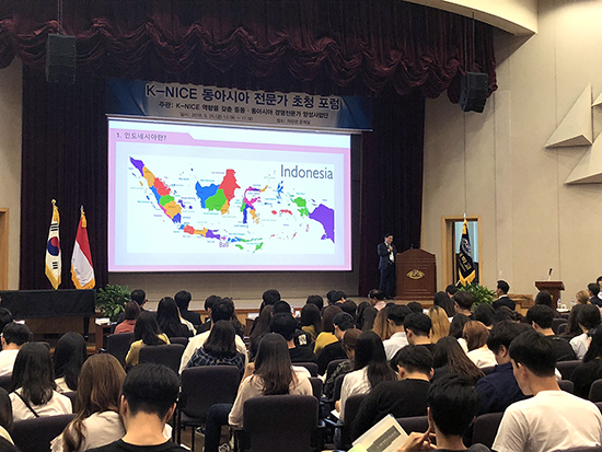 지난 5월 25일 의양관 운제실에서 열린 ‘동아시아 전문가 초청포럼’에서 인도네시아 이슬람 문화대학 안선근 교수가 발표하고 있다. 신주희 기자