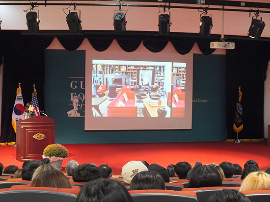 지난 2일 동산도서관 시청각실에서 열린 2018 극재 포럼에서 윤경혜 JTBC플러스 고문이 ‘라이프스타일 변화에 따른 커뮤니케이션의 진화’를 주제로 강연하고 있는 모습. <김경언 준기자>