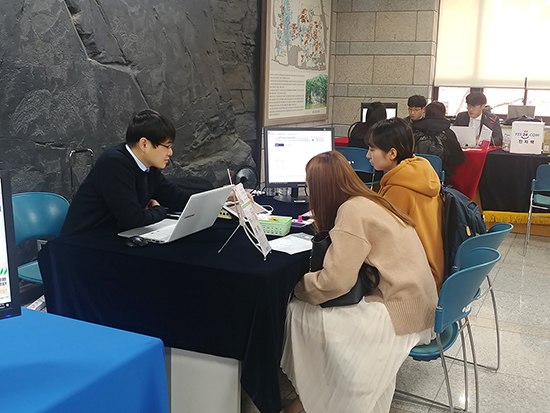 지난 3월 27일 동산도서관 로비에서 학생들이 전자정보에 대한 설명을 듣고 있다. <모나현 기자>