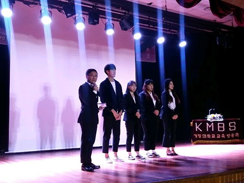 지난 9월 6일 ‘KMBS 제36회 방송제’가 구바우어관 우촌실에서 열렸다. 방송제는 ‘열대야; 푸른 더위를 머금다’를 주제로 2부에 걸쳐 진행됐다. <정지민 준기자>