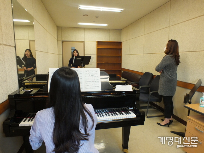 지난 5월 4일 음악대학 477호 실습실에서 성악전공 학생이 피아노 반주에 맞춰 담당교수의 지도 아래 노래를 부르고 있다. <박한솔 기자>