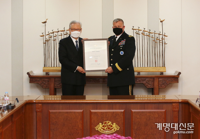 우리학교가 마크 T. 시멀리 주한미군 군수참모부장을 특임교수로 임용했다. <홍보팀>