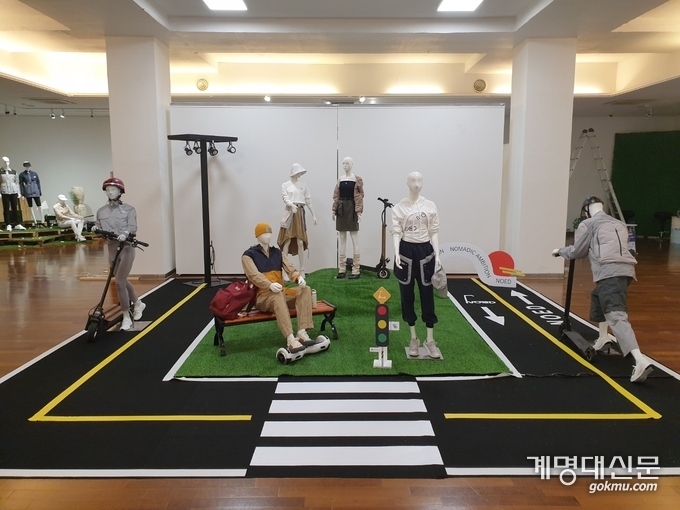 우리학교 패션마케팅학과의 퍼스널 모빌리티웨어 브랜드 ‘노드(NOED)’ 론칭 제안전 전경이다. <홍보팀>