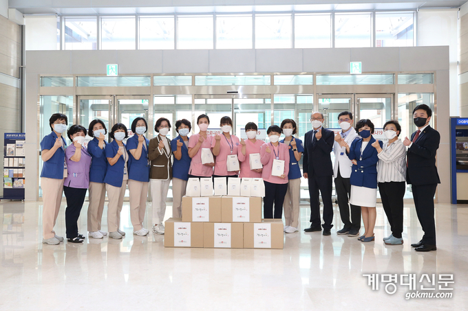 지난 9월 16일 동산의료원 관계자들이 위문품을 전달받고 기념촬영을 하고 있다. <홍보팀>