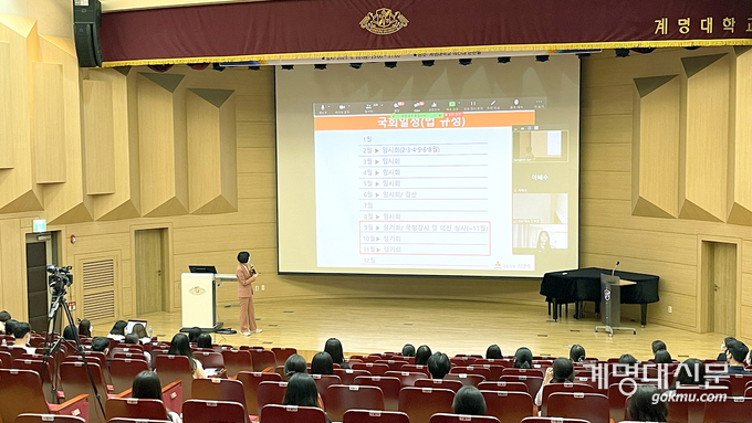 지난 9월 10일 간호대학이 주최한 ‘2021학년도 간호지도자 초청 특강’이 의과대학 존슨홀에서 열렸다. 간호대학 제48회 졸업생이자 지난 총선에서 비례대표로 당선된 최연숙(경영대학원·의료경영학·석사, 국민의당 비례대표) 의원이 ‘간호와 법’을 주제로 강연했다. 이날 최연숙 의원은 “코로나19 상황 속에서 간호사들의 헌신이 국민들에게 큰 감동을 주었다”며 “높아진 간호계의 위상에 발맞춰 법률적인 뒷받침이 필요하고. 이를 위해선 간호사들도 정치를 알아야 한다”라고 강조했다. <박한솔 기자>