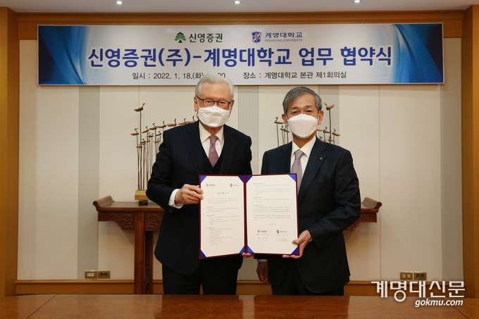 사진은 좌로부터 신일희 총장, 황성엽 대표이사 (대외홍보팀)