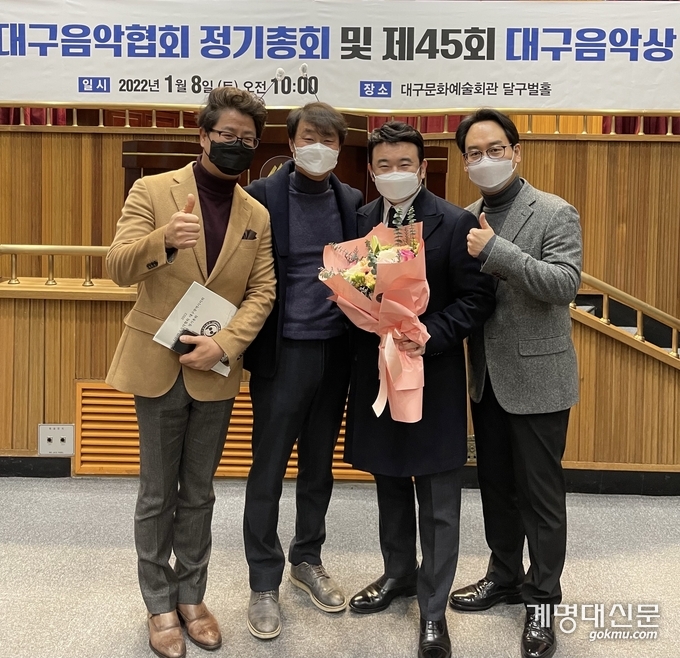  좌로부터 세번째 하석배 교수 (하석배 교수)