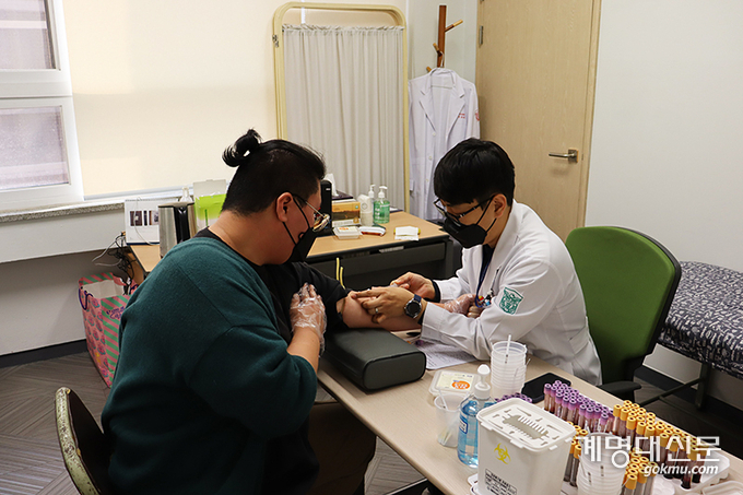 지난 3월 24일 바우어관 내 보건진료센터 건강검사실에서 학생건강검사 중 채혈을 하고 있다. (김우빈 기자)