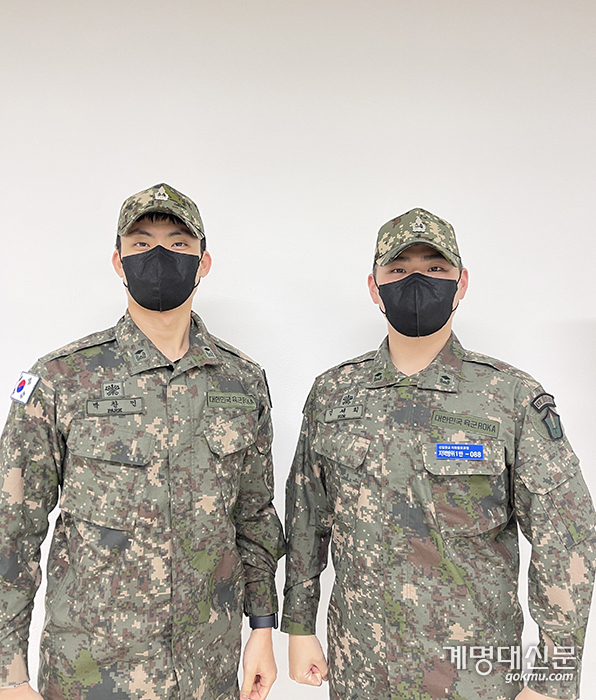 사진은 2022년 학군단 임관식에서 수상한 우리학교 졸업생 박찬민 소위(좌)와 김세희 소위(우) (ⓒ학군단)