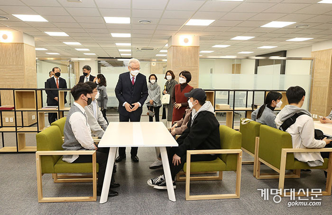지난 3월 7일 열린 인문창의융합라운지·늘품나래실 개소식에서 신일희 총장이 학생들과 이야기하고 있다. (ⓒ대외홍보팀)