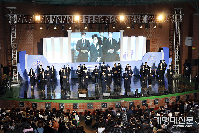 지난 4월 28일 노천강당에서 열린 총기구 출범식에서 총학생회가 인사말을 하고 있다.