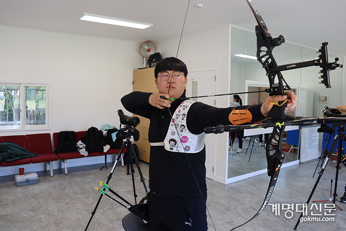 제56회 전국남여양궁종별선수권대회에서 4관왕을 차지한 서민기(체육학·3) 씨 (ⓒ김우빈 기자)