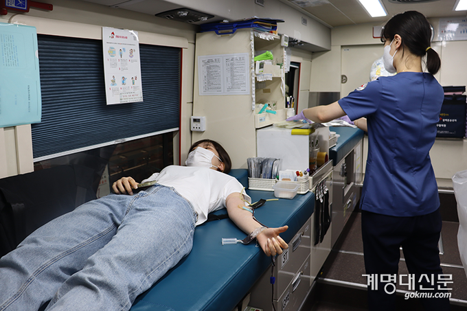 지난 5월 10일에서 12일까지 3일간 진행된 ‘계명가족 사랑의 헌혈’ 행사에 참여한 학생이 헌혈을 하고 있다. (ⓒ 김우빈 기자)