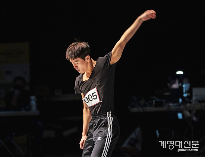 김민수 씨가 안무창작을 위해 동작을 연습하고 있다. (아시아댄스오디션)