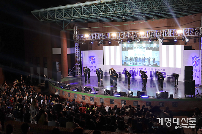 지난 9월 28일 열린 ‘4 Ever One’에서 자연과학대학 학생회가 인사를 하고 있다. ⓒ조형빈 기자
