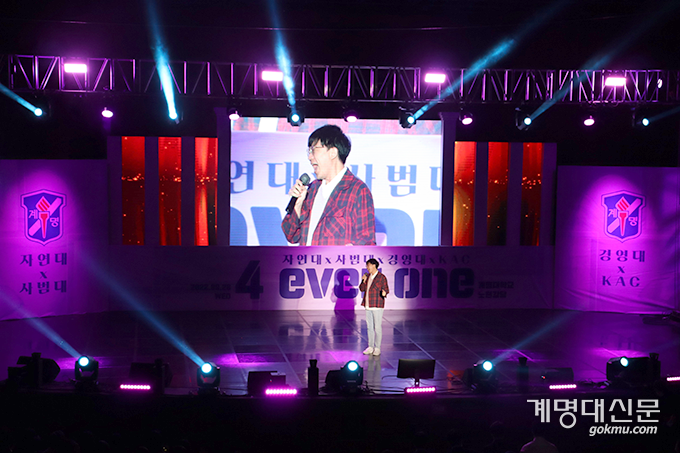 ‘4 Ever One’ 축제 무대에서 고병국(화학·3) 씨가 노래를 부르고 있다. ⓒ조형빈 기자