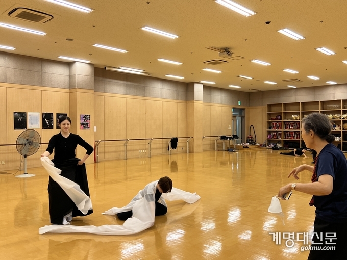 우민정 씨와 박창현 씨가 장유경 명예교수의 지도를 받고 있다. ⓒ김우빈 기자