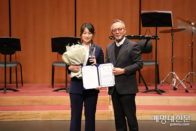 제5회 대학창작가곡제 행사 중 대상 수상자인 김민주 씨(사진 왼쪽)가 행복북구문화재단 이태현 상임이사와 기념촬영을 하고 있다. ⓒ행복 북구문화재단