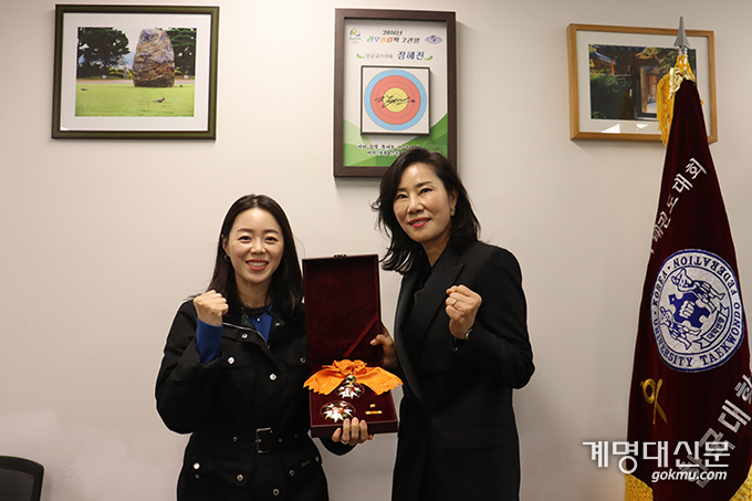 장혜진 동문(좌측)과 류수정 감독(우측)이 선수 부문과 지도자 부문에서 청룡장을 수훈받았다. ⓒ홍류록 기자