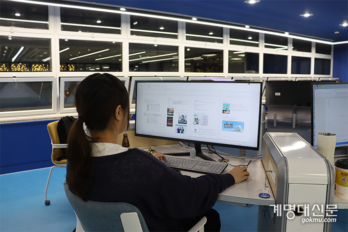 32인치 대형 모니터를 활용해 여러 문서를 동시에 작업할 수 있는 CS Lab ⓒ임영민 기자