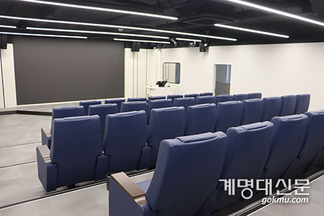 43개의 리클라이너석과 빔 프로젝터로 문화를 즐길 수 있는 Liber Hall ⓒ임영민 기자