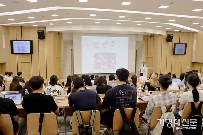 24·25학번 학생들이 의예과 1학년 수업을 함께 듣고 있다.. ⓒ강서정 기자