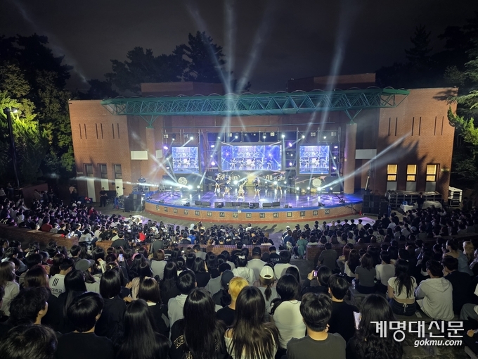 9월 19일 총학생회 및 총동아리연합회 연합 가을축제 ‘All-in’에서 비사응원단이 축하공연을 하고 있다. © 임영민 기자