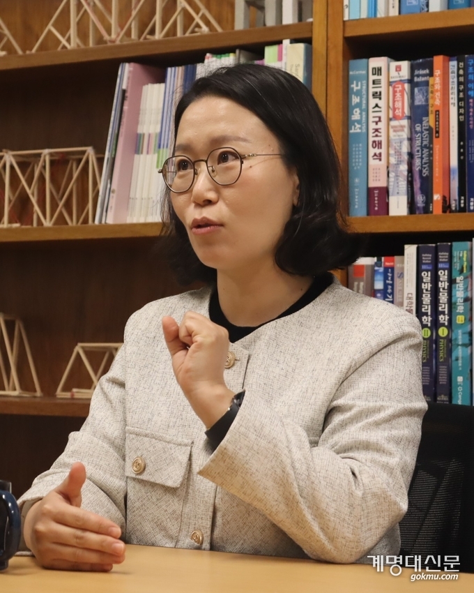 이수진(건축공학) 교수가 대경강원권역R-WeSET사업단에서 진행했던 프로그램에 대해 설명하고 있다. © 김선미 기자
