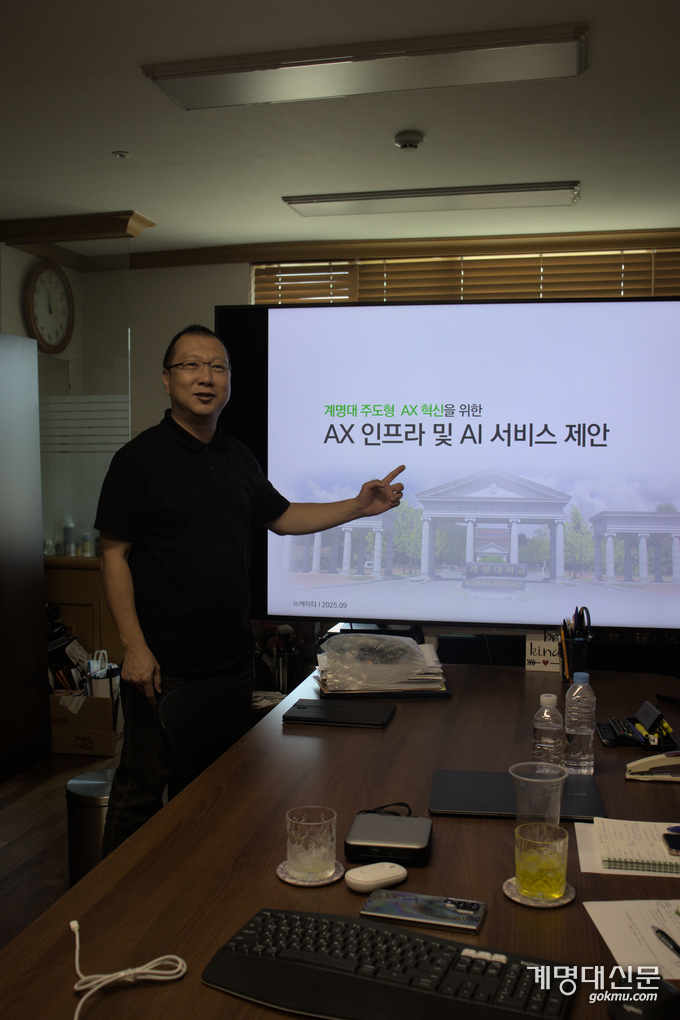 산학협력관에 위치할 AI 특화 공간에 대해 설명하고 있는 김범준 산학부총장 © 강서정 기자